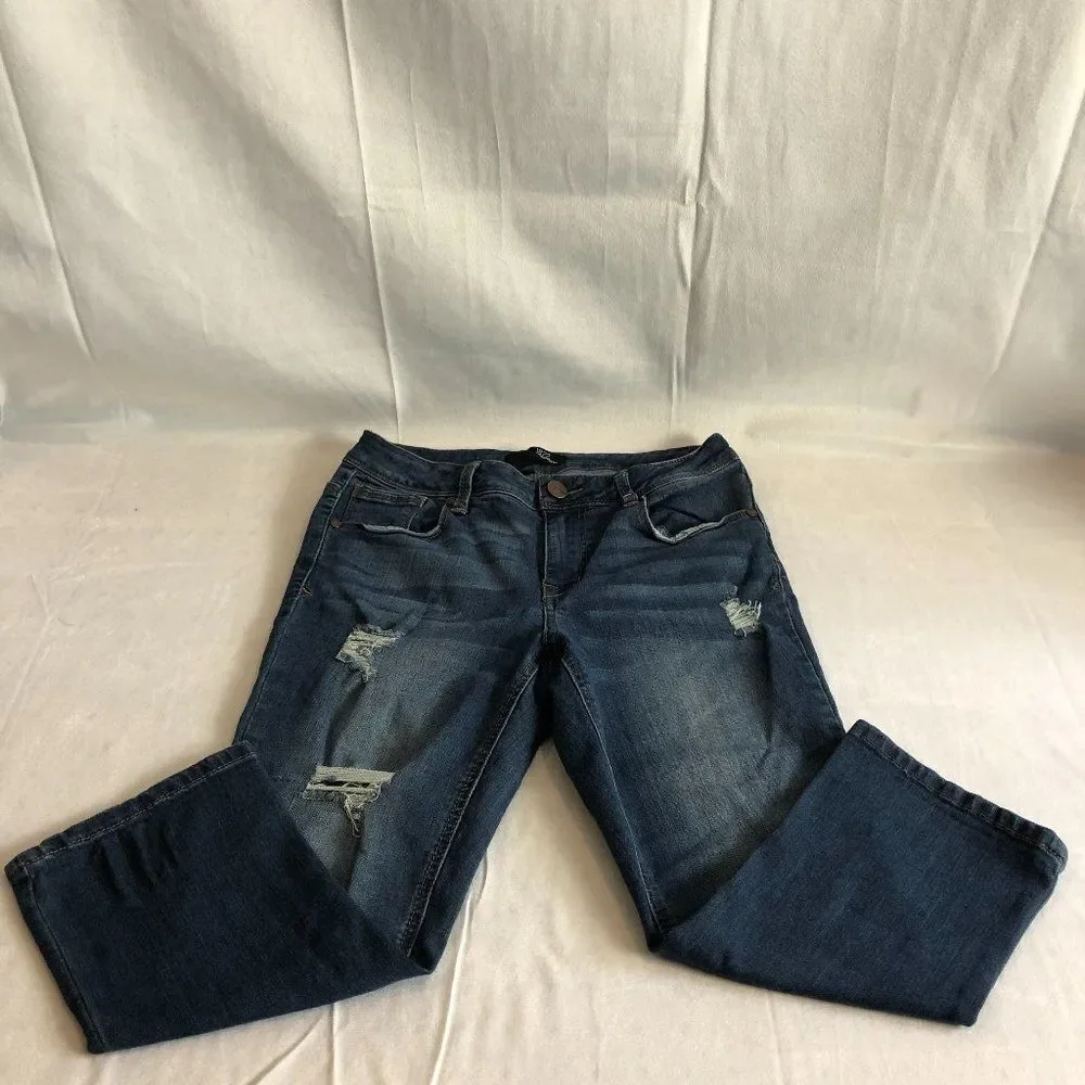 1822 Dark Wash Distressed capri Jeans size 6.  UB
